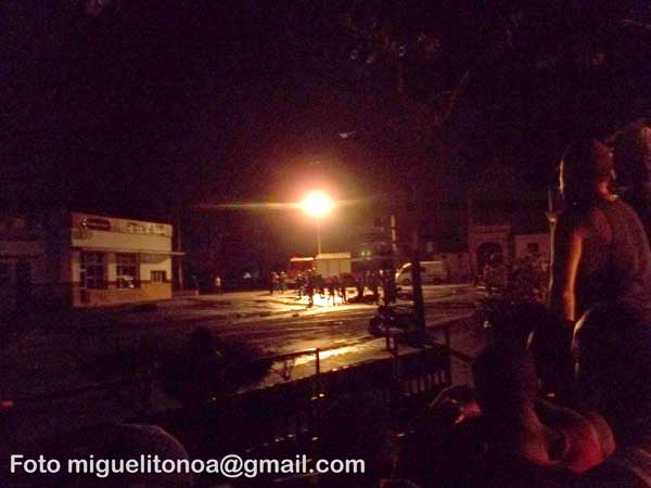 Sofocado incendio en Santiago de Cuba. Foto miguelitonoa@gmail.com